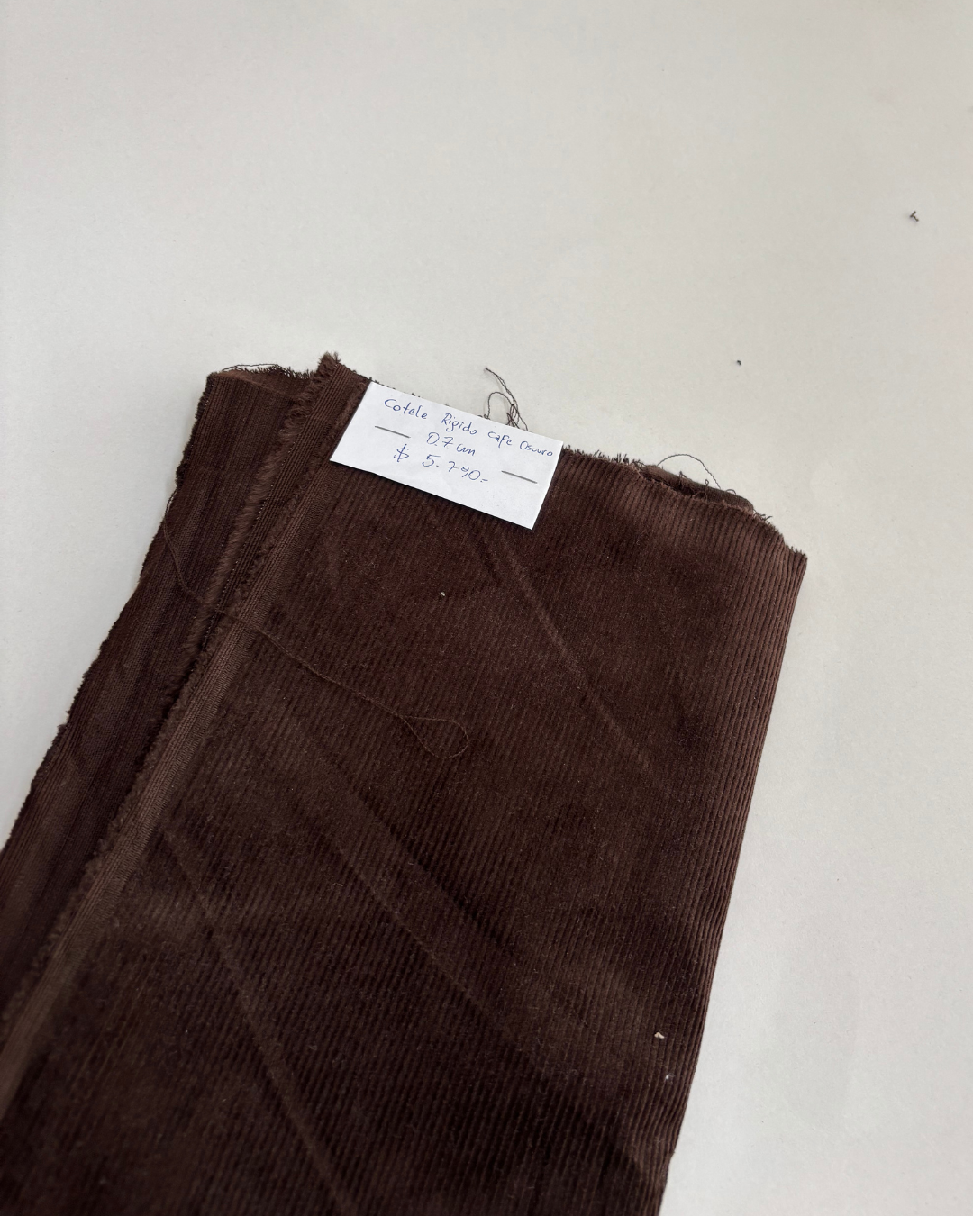 Saldo cotelé rigido café oscuro